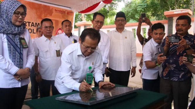 
					Keterangan Foto: Ketua DPRD Kota Batam, Muhammad Kamaluddin, saat menghadiri acara peletakan batu pertama pembangunan musholla di lingkungan Pengadilan Negeri (PN) Batam, Senin (28/07/2025), (Diskominfo Batam).