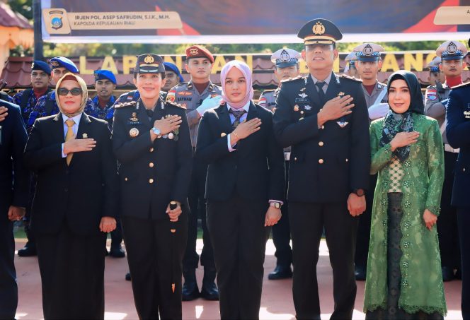 Keterangan Foto: Wakil Bupati Bintan, Deby Maryanti saat menghadiri Upacara dan Syukuran peringatan Hari Bhayangkara ke 79 di Halaman Mapolres Bintan, Selasa pagi (01/07/2025), (Diskominfo Bintan).