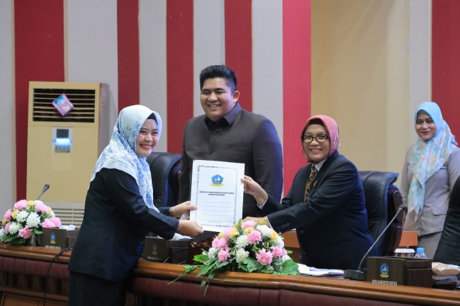 
					Keterangan Foto: DPRD Kabupaten Bintan saat resmi mengesahkan Rancangan Peraturan Daerah (Ranperda) menjadi Peraturan Daerah (Perda) tentang Penyelenggaraan Kabupaten Layak Anak (KLA) dalam Rapat Paripurna yang digelar di Ruang Sidang DPRD Bintan, Kamis (17/07/2025), (Diskominfo Bintan).