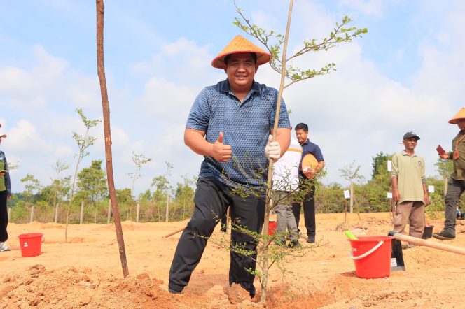 
					Keterangan Foto: Bupati Bintan, Roby Kurniawan, saat melakukan penanaman pohon sebagai upaya rehabilitasi lahan di kawasan Embung Daerah Aliran Sungai (DAS) Kawal, Toapaya Utara, Selasa (22/07/2025), (Diskominfo Bintan).