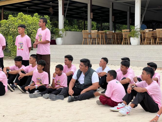
					Keterangan Foto: Bupati Bintan, Roby Kurniawan, saat ikut duduk bersama dan membangun gelak tawa bersama anak-anak, (Diskominfo Bintan).
