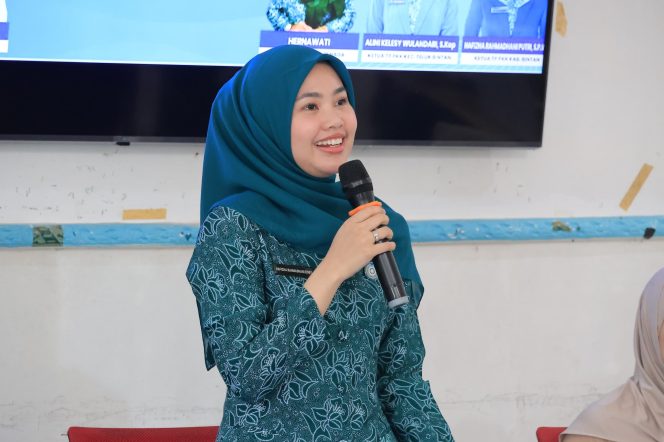 
					Keterangan Foto: Ketua TP PKK Bintan, Hafizha Rahmadhani, saat memberikan sambutan dalam kegiatan Sosialisasi Pengelolaan Sampah Rumah Tangga, Kamis (24/07/2025), di Kantor Desa Penaga, Kecamatan Teluk Bintan, (Diskominfo Bintan).