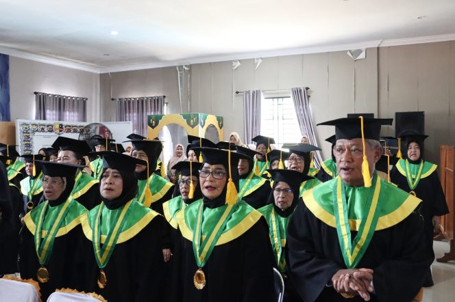
					Keterangan Foto: Para Lansia saat melaksanakan wisuda di Aula Kantor Kecamatan Gunung Kijang, Senin (28/07/2025), (Diskominfo Bintan).
