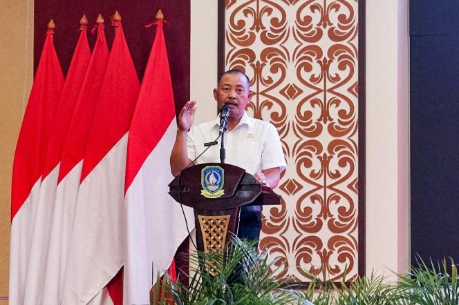 
					Keterangan Foto: Sekdaprov Kepri, Adi Prihantara, saat memberikan sambutan dalam workshop Evaluasi Pengelolaan Keuangan dan Pembangunan Desa Tingkat Regional di Aula Wan Seri Beni, Dompak, Selasa (15/07/2025), (Diskominfo Kepri).