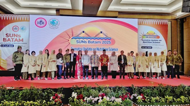 
					Keterangan Foto: Wagub Kepri, Nyanyang Haris Pratamura, saat foto Bersama pada Forum SUNs Batam 2025 di Swiss-Belhotel Harbour Bay, Batam, Jumat (04/07/2025), (Diskominfo Kepri).