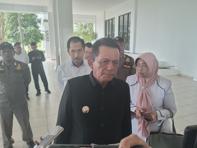 
					Gubernur Kepri, Ansar Ahmad saat di wawancarai awak media,  Selasa (08/7/2025). (Nzl)