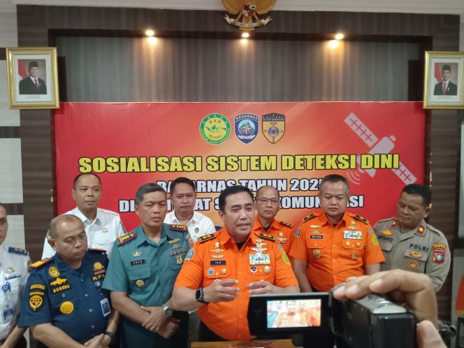 
					Deputi Bidang Sarana, Prasarana, dan Sistem Komunikasi Pencarian dan Pertolongan Marsekal Muda TNI, Widyargo Ikoputra saat diwawancarai awak media, di Kantor SAR Tanjungpinang,  Selasa (15/7/2025). (Nzl)