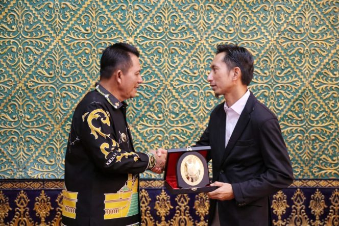 
					Keterangan Foto: Gubernur Kepri, Ansar Ahmad, saat berjabat tangan dengan Konsulat Malaysia untuk Riau dan Kepulauan Riau Mohammed Hosnie Shahiran dalam pertemuan di Gedung Daerah, Tanjungpinang, Kamis (03/07/2025), (Diskominfo Kepri).