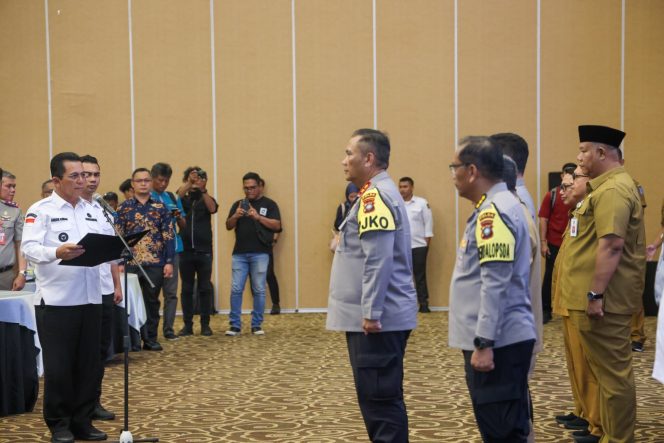 
					Keterangan Foto: Gubernur Kepulauan Riau, Ansar Ahmad, saat mengukuhkan Gugus Tugas Pencegahan dan Penanganan Tindak Pidana Perdagangan Orang (TPPO) Provinsi Kepri, Senin (21/07/2025), (Diskominfo Kepri).