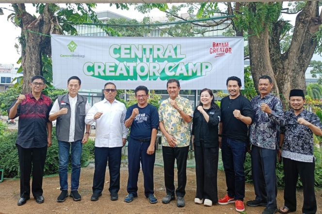 
					Keterangan Foto: Wagub Nyanyang saat foto bersama penyelenggara Pelatihan Digital Creator Camp Batch II. Turut hadir mantan Menpan-RB 2016-2018 Asman Abnur, (Diskominfo  Kepri).