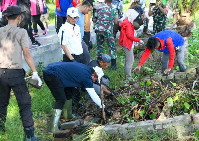 
					Keterangan Foto: Gubernur Kepri, Ansar Ahmad, saat memimpin langsung aksi gotong royong bersama OPD dan instansi vertikal di Pulau Penyengat, Tanjungpinang, Sabtu (19/07/2025), (Diskominfo Kepri).