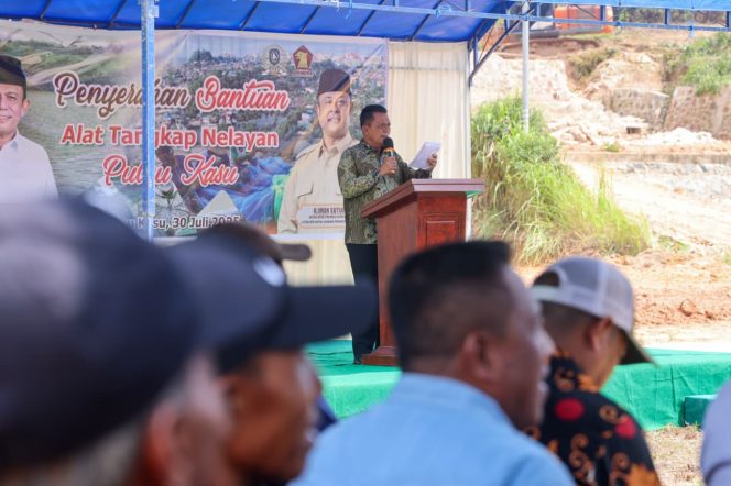 
					Keterangan Foto: Gubernur Kepri, Ansar Ahmad, saat memberikan kata sambutan saat berkunjung ke Pulau Kasu, Rabu (30/07/2025), (Diskominfo Kepri).
