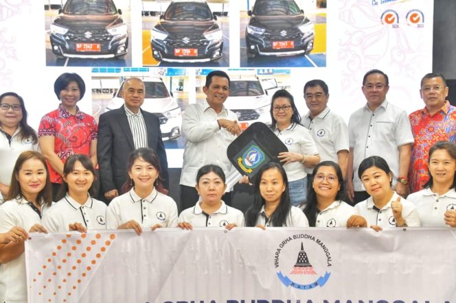 
					Keterangan Foto: Gubernur Kepri, Ansar Ahmad, saat menyerahkan bantuan hibah kendaraan kepada tujuh lembaga berbasis agama dan pendidikan di Kota Batam, Selasa (22/07/2025), (Diskominfo Kepri).