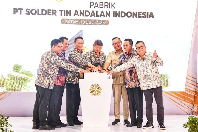 
					Keterangan Foto: Gubernur Kepulauan Riau, Ansar Ahmad, bersama Komisaris Utama PT Arsari Tambang Hashim Djojohadikusumo dan jajaran saat menekan tombol sirine pertanda diresmikannya pengoperasian PT Solder Tin Indonesia, Kamis (10/07/2025), (Diskominfo Kepri).