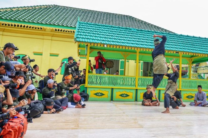 Keterangan Foto: Para fotografer mengabadikan momen atraksi pencak silat pada gelaran Explore Kepri 2024 lalu, (Diskominfo Kepri).