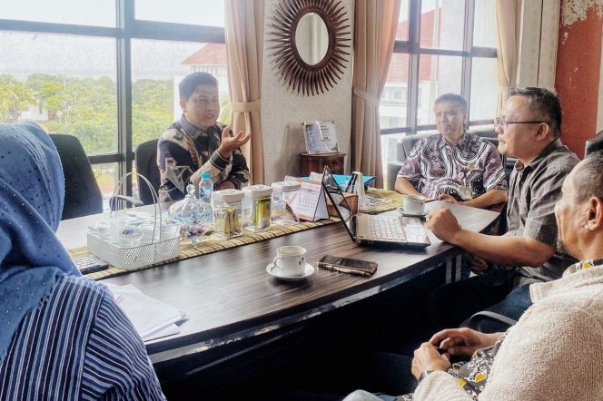 
					Keterangan Foto: Kepala Diskominfo Kepri Hendri Kurniadi didampingi Sekdis James Pattikawa saat  audiensi bersama Komisioner KPID Kepri, Rabu (02/07/2025), (Diskominfo Kepri).