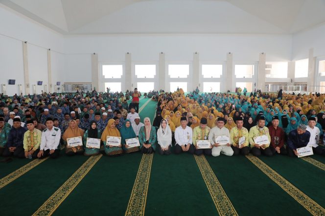 
					Keterangan Foto: Wakil Wali Kota Batam, Li Claudia Chandra, foto bersama saat silaturahmi dengan 2.019 tokoh agama dari Ikatan Persaudaraan Imam Masjid (IPIM), Persatuan Mubaligh Batam (PMB), dan Badan Musyawarah Guru Al-Qur’an (BMGQ), di Masjid Sultan Mahmud Riayat Syah, Rabu (16/07/2025), (Diskominfo Batam).