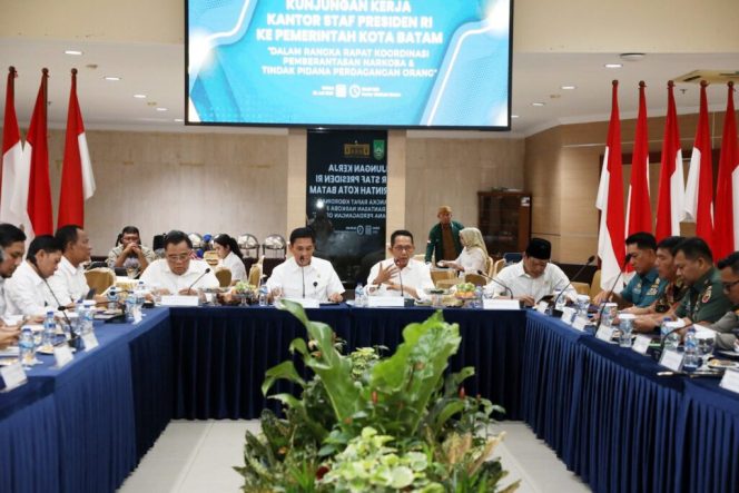
					Keterangan Foto: Wali Kota Batam, Amsakar Achmad, saat memberikan sambutan dalam Rapat Koordinasi dan Verifikasi Lapangan terkait progres pemberantasan Narkoba dan Tindak Pidana Perdagangan Orang (TPPO) di Kota Batam, (Diskominfo Batam).