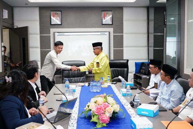 
					Keterangan Foto: Pemerintah Kota Batam dan Badan Pengusahaan Batam saat melaksanakan presentasi rencana pembangunan taman kota di depan Megasuperblok Meisterstadt, Jumat (11/07/2025) di ruang rapat kantor Walikota.