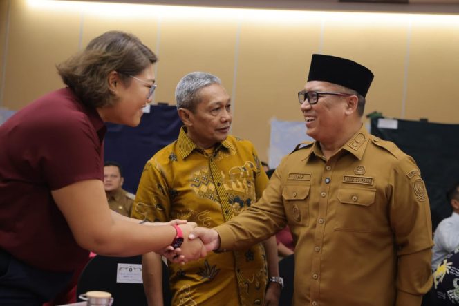 
					Keterangan Foto: Wagub Nyanyang menyapa peserta lokakarya, (Diskominfo Tanjungpinang).