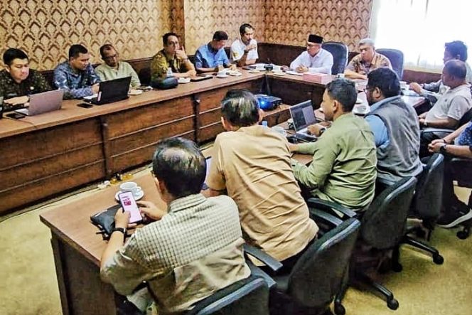 
					Keterangan Foto: Wakil Gubernur Kepri, Nyanyang Haris Pratamura, saat memimpin pertemuan bersama sejumlah investor dan pelaku Industri digital di Graha Kepri, Batam, Kamis (24/07/2025), (Diskominfo Kepri).