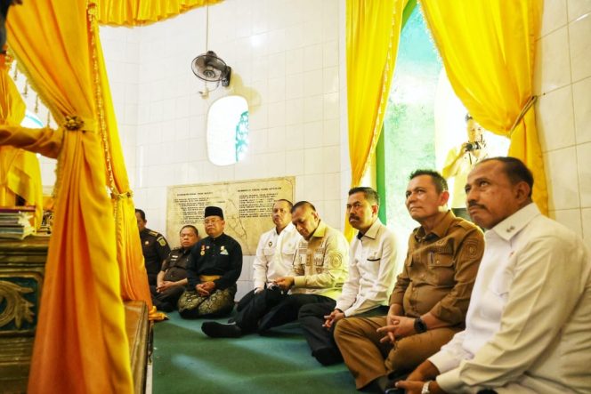 
					Keterangan Foto: Gubernur Kepri bersama Wamen Polkam Letjen TNI (Purn) Lodewijk Freidric Paulus bersama rombongan saat berziarah ke Makam Raja Hamidah, (Diskominfo Kepri).