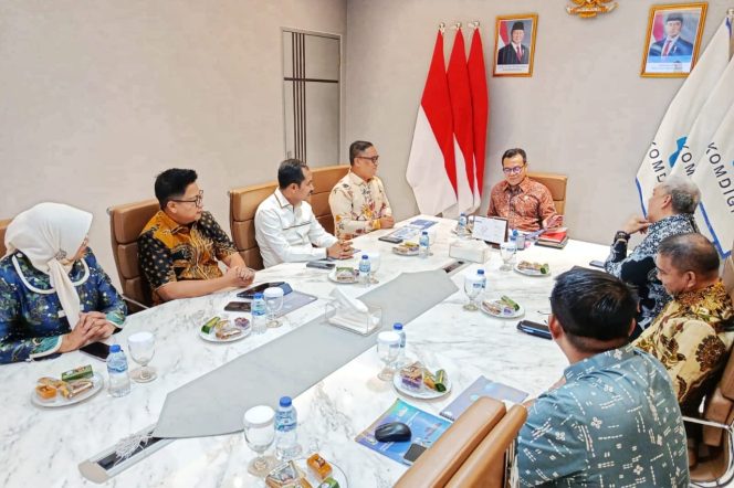 
					Keterangan Foto: Wagub Kepri, Nyanyang Haris Pratamura, di antaranya didampingi Kepala Barenlitbang Aries Fhariandi, dan Kepala Diskominfo Hendri Kurniadi dalam pertemuan dengan Wamen Komunikasi dan Digital Nezar Patria di Jakarta, Jumat (25/07/2025), (Diskominfo Kepri).
