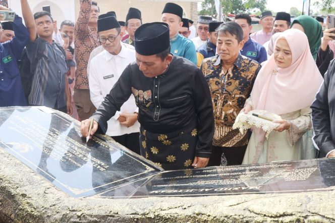 
					Keterangan Foto: Gubernur Kepri, Ansar Ahmad, saat menandatangani prasasti Masjid Al-Iltizam di Jalan Garuda, Tanjungpinang Timur, Jumat (18/07/2025), (Diskominfo Kepri).