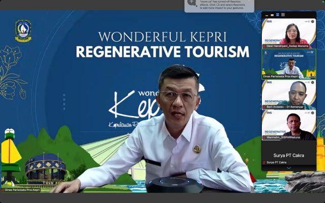 
					Keterangan Foto: Kadispar Kepri, Hasan, saat memaparkan pariwisata regeneratif dalam diskusi daring diselenggarakan Asisten Deputi Manajemen Strategis Kemenpar RI, Jumat (18/07/2025), (Diskominfo Kepri).