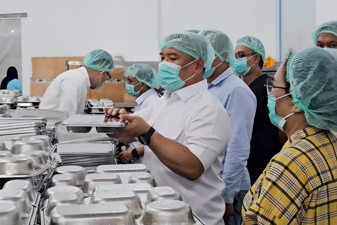 
					Keterangan Foto: Wagub Kepri, Nyanyang, saat mengecek peralatan yang digunakan untuk memasak, (Diskominfo Kepri).