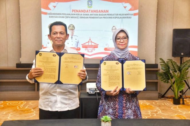 
					Keterangan Foto: Gubernur Kepri, Ansar Ahmad, dan Kepala BPH Migas, Erika Retnowati, saat menunjukkan dokumen nota kesepahaman (MoU), Selasa (22/07/2025), (Diskominfo Kepri).