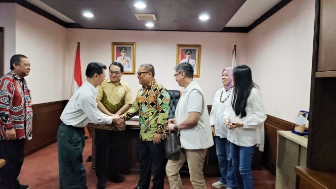 
					Keterangan Foto: Wagub Kepri, Nyanyang Haris Pratamura saat terima kunjungan jajaran DPP Perhimpunan Dokter Spesialis Gizi Klinik Indonesia (PDGKI), Kamis (03/07/2025), (Diskominfo Kepri).