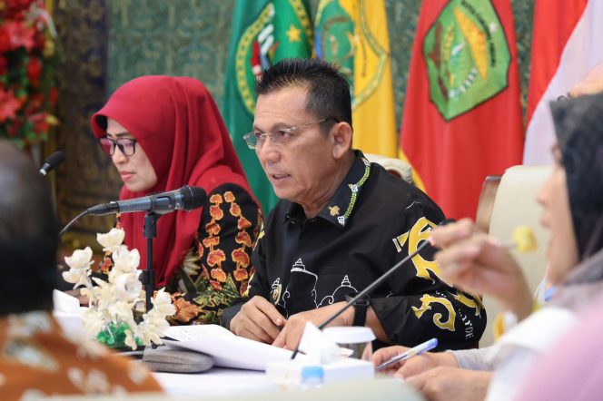 
					Keterangan Foto: Gubernur Kepri, Ansar Ahmad, saat memimpin rapat koordinasi mematangkan pelaksanaan beasiswa Program Pendidikan Dokter Spesialis (PPDS), Kamis (03/07/2025), (Diskominfo Kepri). 