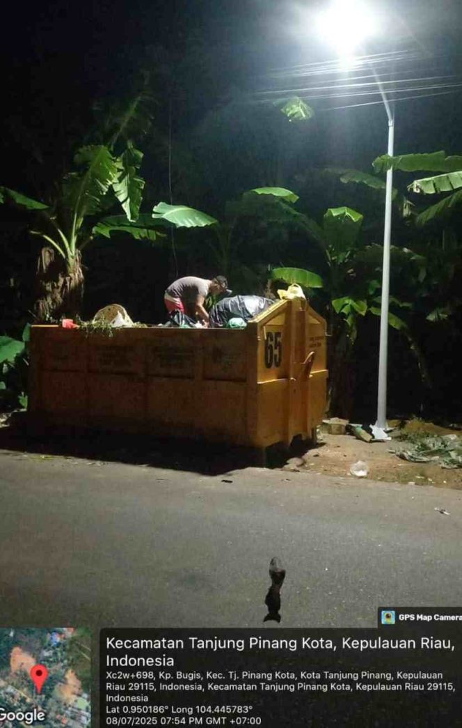 
					Keterangan Foto: Bak sampah yang sudah diberi penerangan, di daerah Kampung Bugis, (Diskominfo Tanjungpinang).