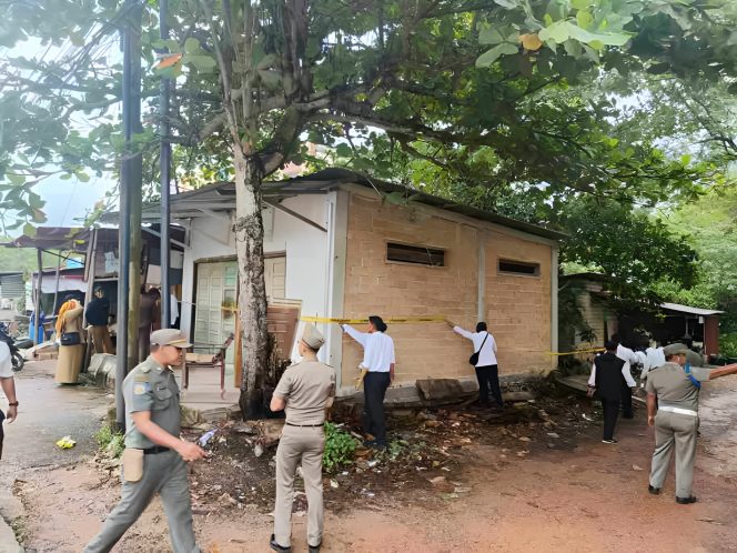 
					Keterangan Foto: Satuan Polisi Pamong Praja (Satpol PP) Kota Tanjungpinang saat menyegel sebuah bangunan yang berdiri di atas saluran drainase di Jalan W.R. Supratman, Kecamatan Tanjungpinang Timur, Selasa (15/07/2025), (Diskominfo Tanjungpinang).
