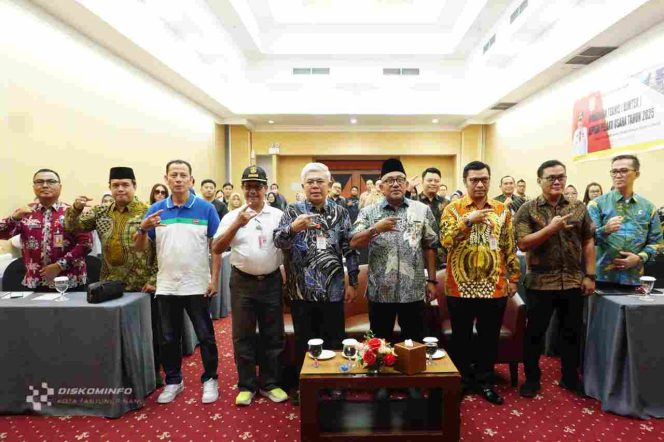 
					Keterangan Foto: Wali Kota Tanjungpinang, Lis Darmansyah, saat foto Bersama dalam kegiatan Bimbingan Teknis (Bimtek) Kepada Pelaku Usaha Tahun 2025, (Diskominfo Tanjungpinang).