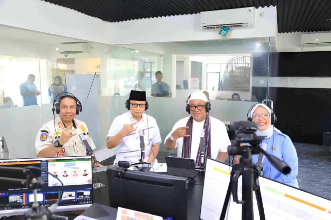 Keterangan Foto: Wali Kota Tanjungpinang, Lis Darmansyah, foto bersama saat pembahasan Dialog Publik RRI Tanjungpinang bertajuk “Aturan Jam Malam dalam Menekan Kenakalan Remaja dan Perilaku Negatif” di Studio Pro 1 RRI, Rabu (02/07/2025), (Diskominfo Tanjungpinang).