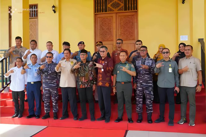 Keterangan Foto: Sekretaris Daerah Kota Tanjungpinang, Zulhidayat, foto Bersama saat menggelar kegiatan Focus Group Discussion (FGD) dengan tema “Deteksi Dini dan Cegah Dini Potensi Konflik dalam Rencana Pelaksanaan Kebijakan Pengelolaan Hak Atas Tanah (HGB/HGU) yang Terindikasi Terlantar”, Kamis (03/07/2025), (Diskominfo Tanjungpinang).