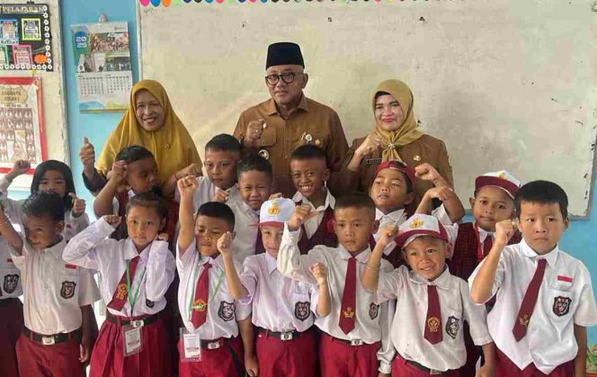 
					Keterangan Foto: Wali Kota Tanjungpinang, Lis Darmansyah, saat foto bersama siswa-siswi yang tampak antusias di hari pertama masuk sekolah, (Diskominfo Tanjungpinang).