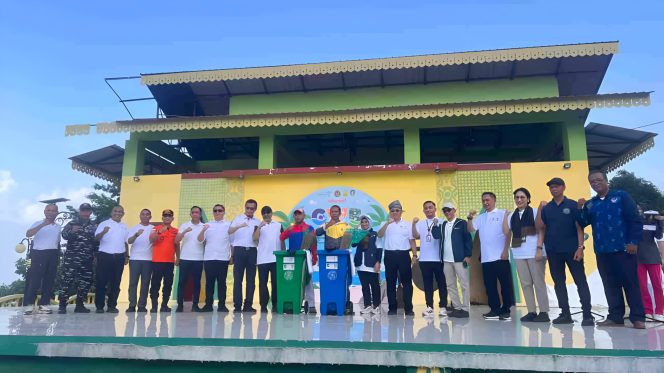 
					Keterangan Foto: Sekretaris Daerah Kota Tanjungpinang, Zulhidayat, saat foto bersama di Pulau Penyengat yang menjadi tuan rumah pelaksanaan Gerakan Wisata Bersih (GWB) ke-11 yang digagas oleh Kementerian Pariwisata RI, Rabu (30/07/2025), (Diskominfo Tanjungpinang).