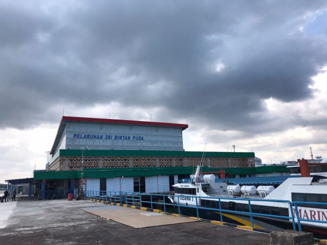 
					Suasana Pelabuhan Sri Bintan Pura Tanjungpinang. (Nzl)