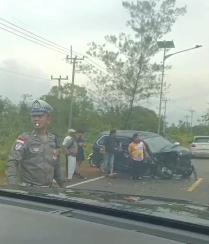 
					Suasana saat pihak Polisi mengevakuasi lakalantas di Jalan Lintas Barat,  Kabupaten Bintan,  Rabu (02/7/2025). (Istimewa)