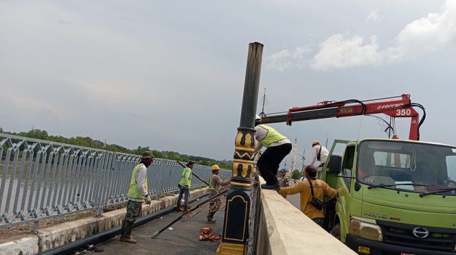 
					petugas Dinas Pekerjaan Umum dan Penataan Ruang (PUPR) Provinsi Kepri melakukan evakuasi salah satu dari empay tiang lampu yang roboh menggunakan truk, di Jembatan Dompak Tanjungpinang, Rabu (02/7/2025). (Nzl)