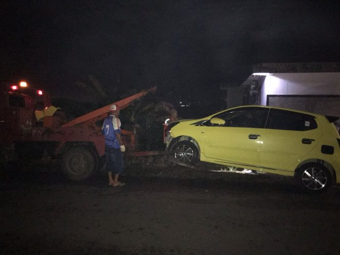 
					Suasana mobil Toyota Agya warns kuning di angkut menggunakan truk derek. (Nzl)