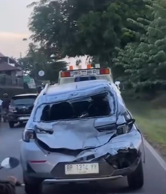 
					kendaraan WRV berwarna putih saat di tarik menggunakan mobil truk derek, Rabu (03/7/2025). (Hasil Screshoot  di Media Sosial Instagram Kepulauanriauindonesia).
