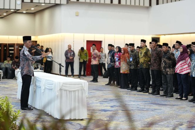 
					Keterangan Foto: Kepala BP Batam, Amsakar Achmad saat memberikan sambutan dalam pelantikan 297 pejabat BP Batam, pada Jumat (04/07/2025), di Balarungsari BP Batam, (BP Batam).