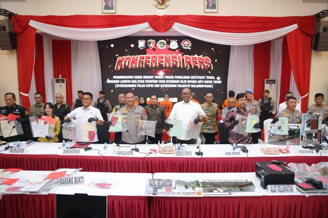 Polda Kepri pengungkapan kasus pemalsuan sertifikat tanah yang terjadi di Tanjungpinang, Batam, dan Bintan. Konferensi pers dipimpin Kapolda Kepri Irjen Pol. Asep Safrudi di Mapolda Kepri, Kota Batam, Kamis (04/7/2025). (Humas Polda Kepri).