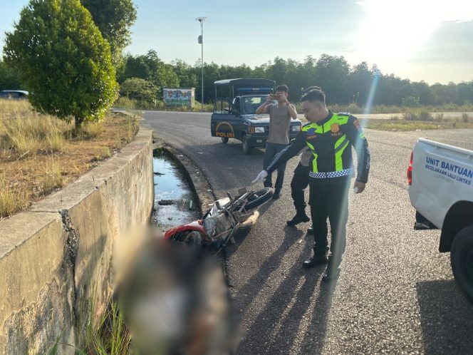 
					Anggota Satlantas Polres Tanjungpinang saat mengevakuasi korba kecelakaan tunggal di Jalan Raja Haji Muhammad Tahir, tepatnya di Bundaran Sirkuit Non Permanent Dompak, Tanjungpinang, Minggu (06/7/2025). (Satlantas Polresta Tanjungpinang)