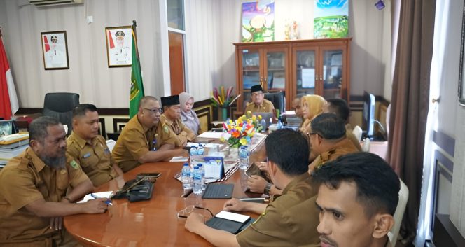 
					Keterangan Foto: Sekretaris Daerah Kabupaten Natuna, Boy Wijanarko, saat menggelar rapat internal untuk menindaklanjuti arahan Menteri Sosial Republik Indonesia mengenai program Sekolah Rakyat, (Diskominfo Natuna).