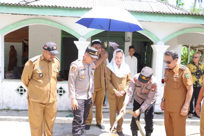 
					Bupati Natuna, Cen Sui Lan  bersama Polres Natuna dan Pemerintah Daerah (Pemda) Kabupaten Natuna salurkan air bersih gratis untuk masyarakat Desa Tapau, Kecamatan Bunguran Tengah dengan total 16000 liter air bersih yang di distribusikan, Selasa, (08/7/2025). (Istimewa)